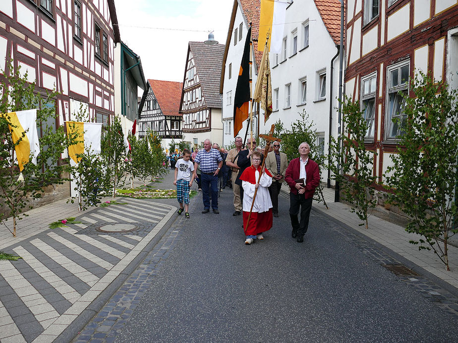 Fronleichnamsprozession durch die Straßen von Naumburg (Foto: Karl-Franz Thiede)